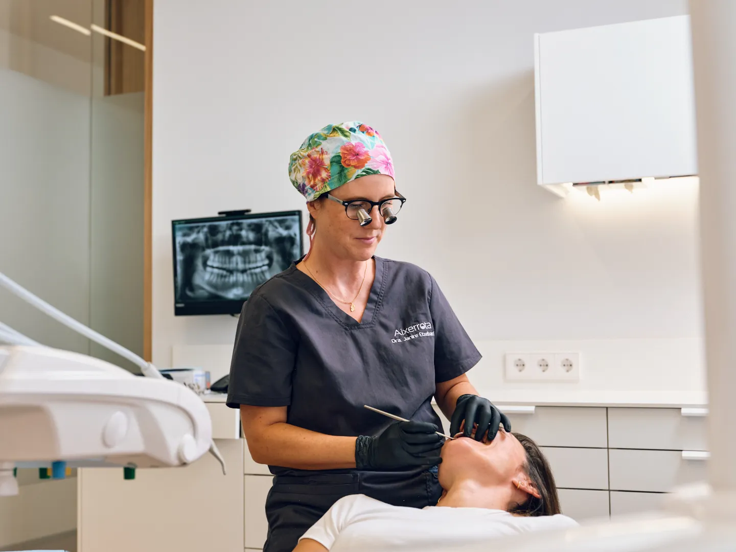 Doctora de la Clínica Aixerrota atendiendo a un paciente