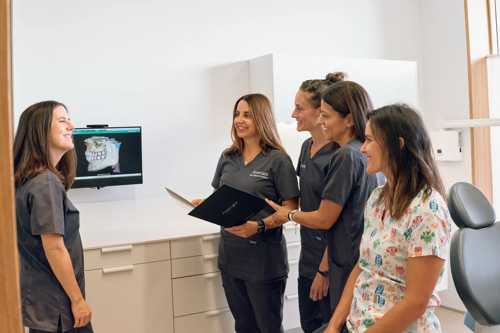 Equipo de la Clínica Aixerrota trabajando en la clínica