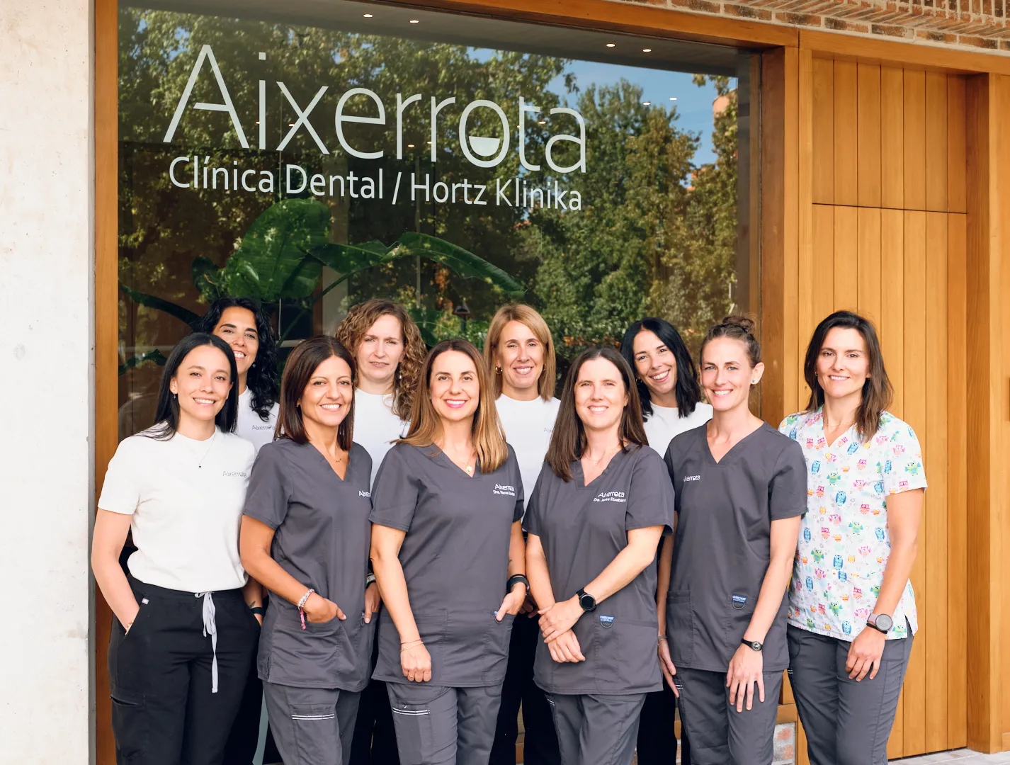Equipo de la Clínica Aixerrota sonriendo en la clínica
